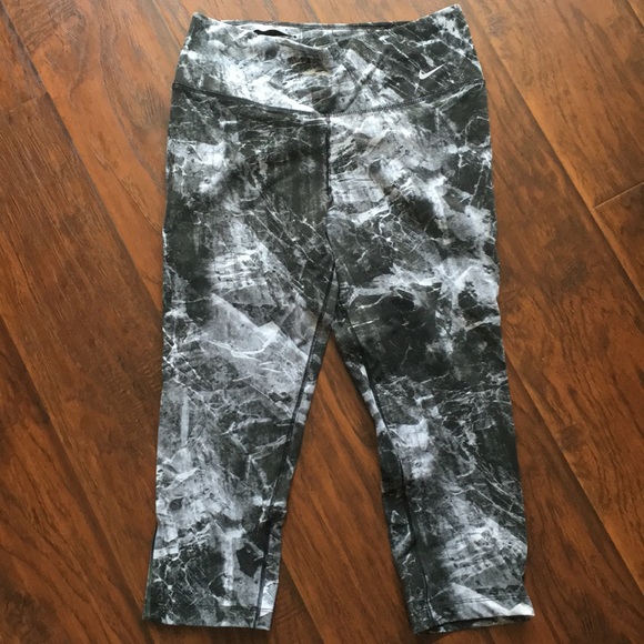 Nike Pants - Nike cropped leggings